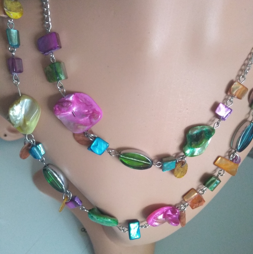 Colorfull Shell Necklace and Earring Set. - Picture 8 of 8